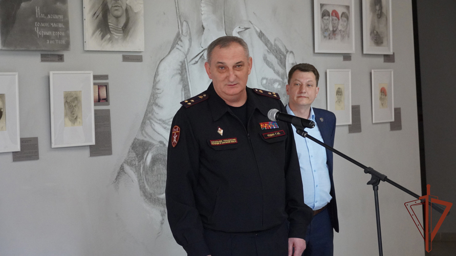 Выставка графических работ росгвардейца открылась в Саратове