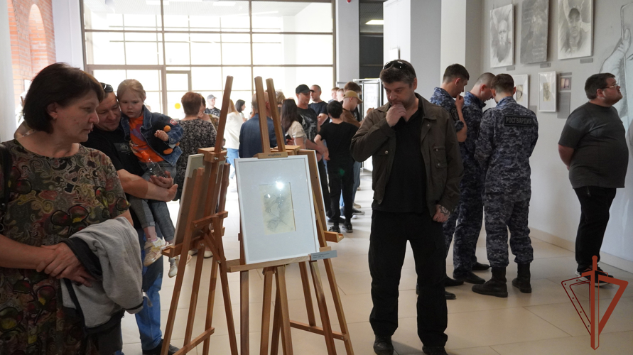 Выставка графических работ росгвардейца открылась в Саратове