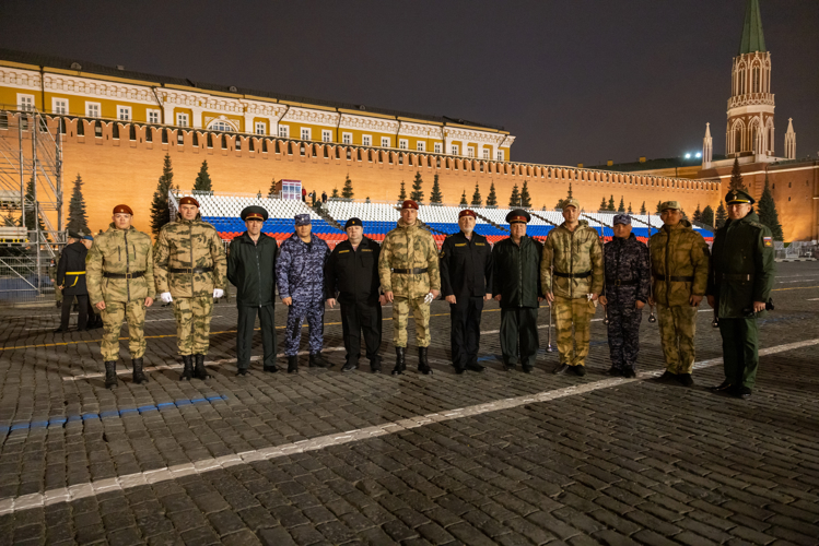 Не смолкнет слава тех великих лет. Фотоальбом