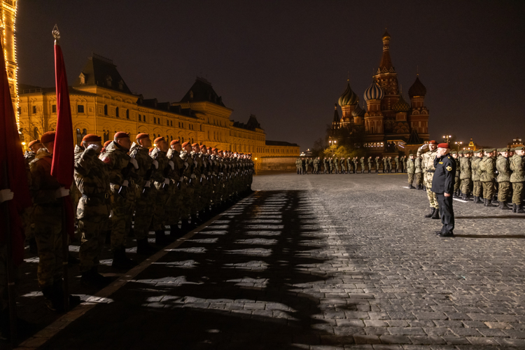 Не смолкнет слава тех великих лет. Фотоальбом