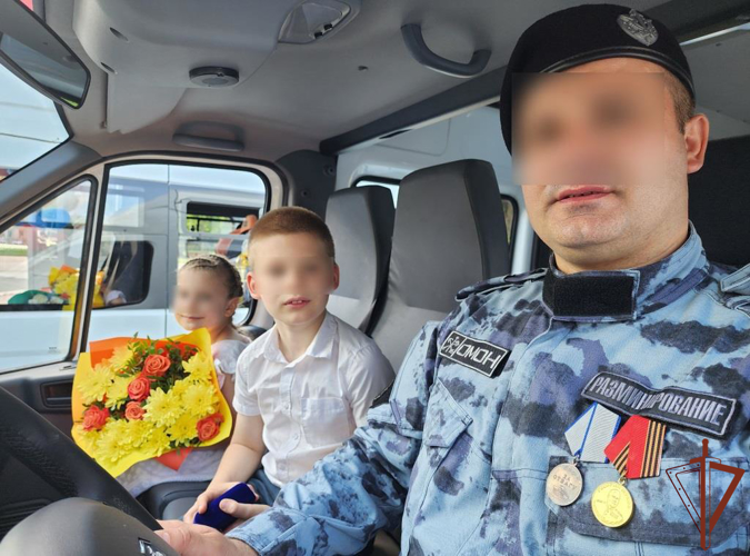 Многодетной семье сотрудника ОМОН Росгвардии губернатор Санкт-Петербурга вручил ключи от нового автомобиля
