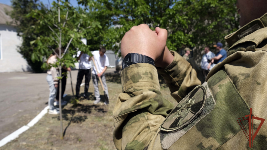 Международную акцию «Сад памяти» поддержали росгвардейцы Херсонской области