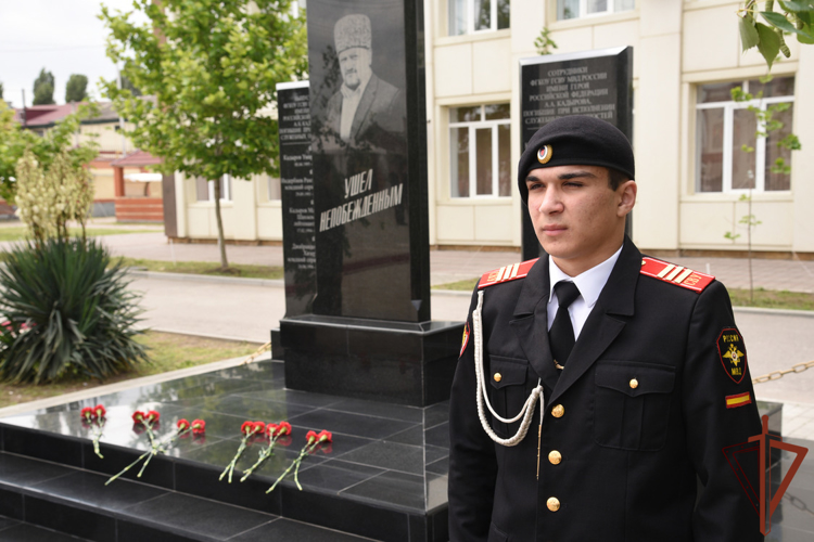 Музыканты Росгвардии поздравили учащихся Грозненского суворовского военного училища с окончанием учебы