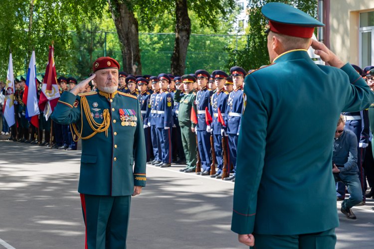 Кадеты-выпускники простились со знаменем  президентского училища Росгвардии. Фотоальбом