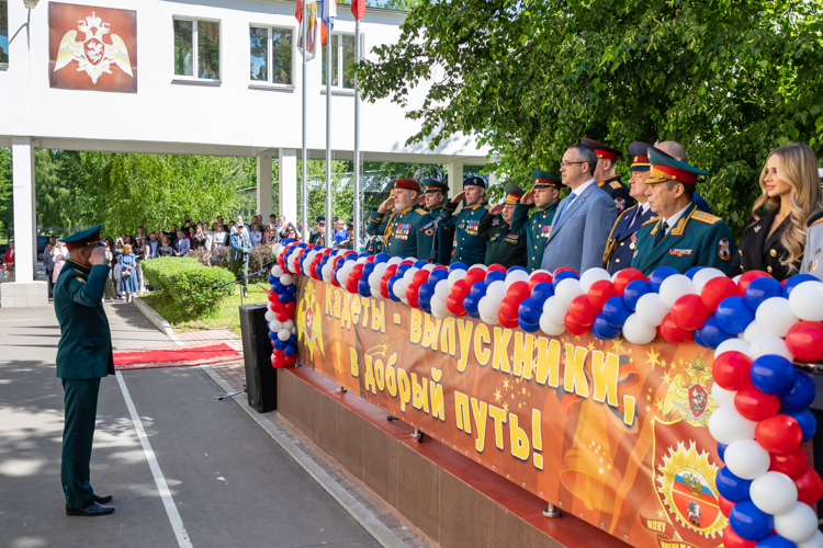 Кадеты-выпускники простились со знаменем  президентского училища Росгвардии. Фотоальбом