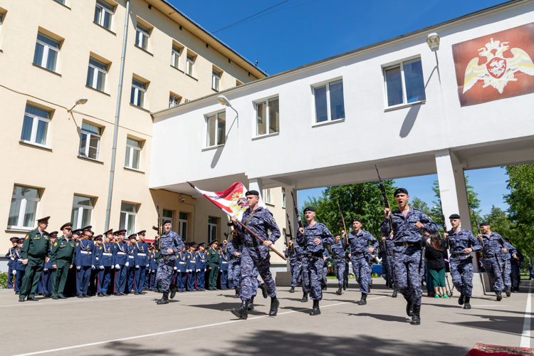 Кадеты-выпускники простились со знаменем  президентского училища Росгвардии. Фотоальбом