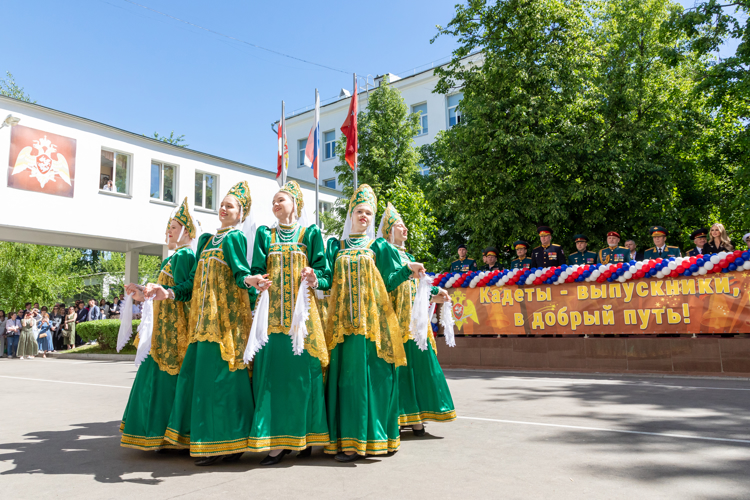 Кадеты-выпускники простились со знаменем  президентского училища Росгвардии. Фотоальбом
