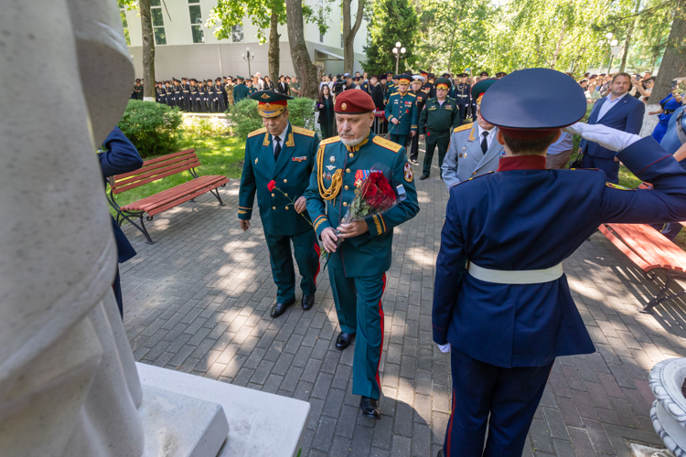 Кадеты-выпускники простились со знаменем  президентского училища Росгвардии. Фотоальбом