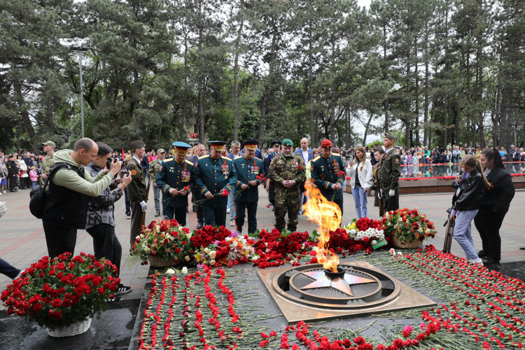 Не смолкнет слава тех великих лет. Фотоальбом