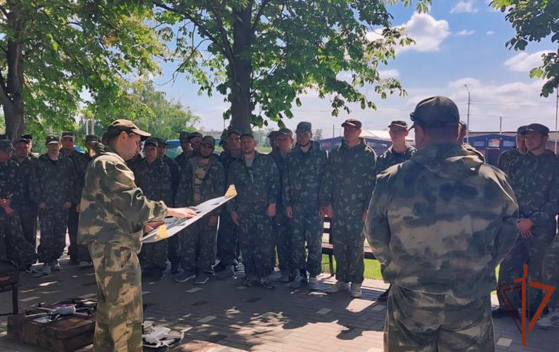 В преддверии Дня защиты детей росгвардейцы провели занятия с участниками военно-исторических сборов «Армата» в Белгородской области