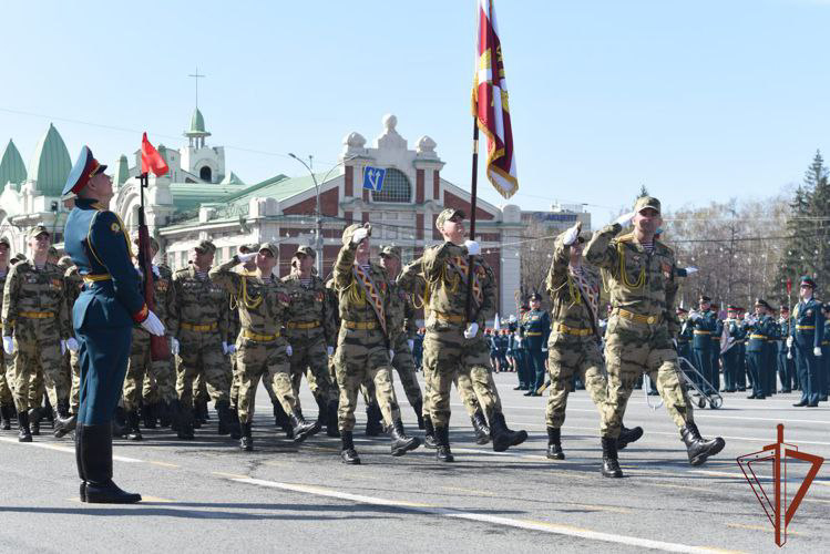 В День Победы росгвардейцы прошли торжественным маршем по главным площадям российских городов (видео)  