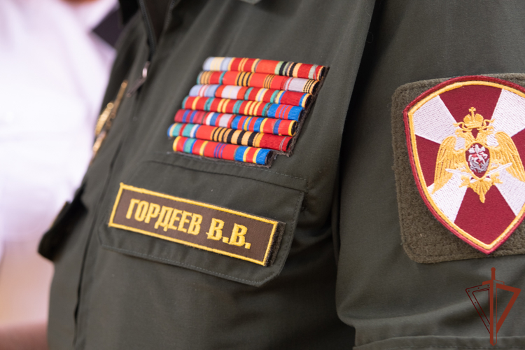 Представители Росгвардии вручили аттестаты об образовании подшефным кадетам-выпускникам на Урале