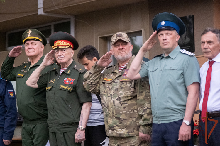 Представители Росгвардии вручили аттестаты об образовании подшефным кадетам-выпускникам на Урале