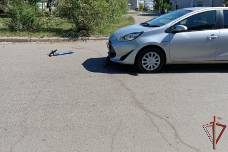 В Биробиджане росгвардейцы оказали доврачебную помощь пострадавшему в ДТП самокатчику
