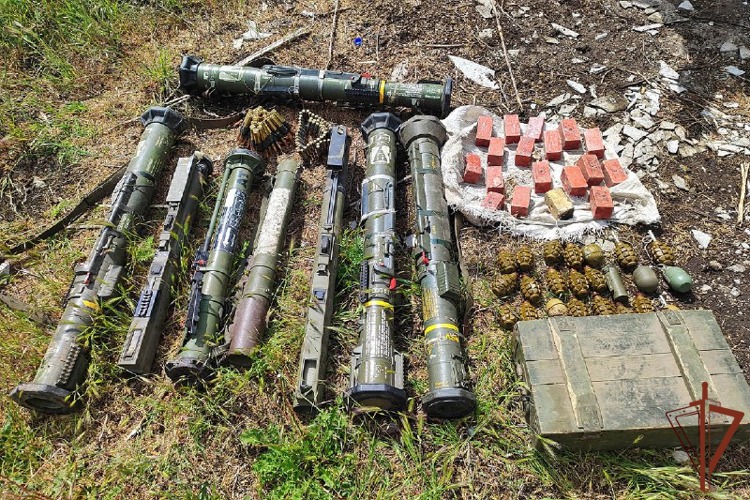 Росгвардейцы совместно с сотрудниками военной контрразведки ликвидировали схрон с оружием иностранного производства в ДНР (видео)
