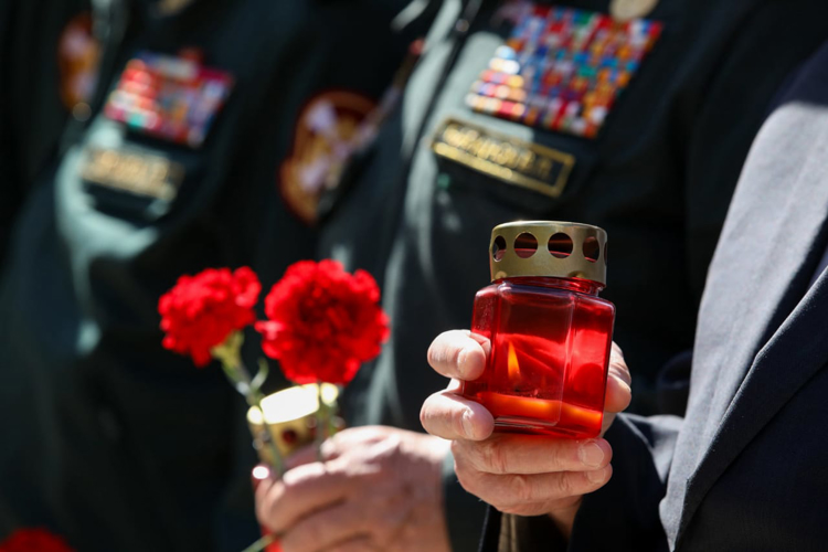 В День памяти и скорби военнослужащие и сотрудники центрального аппарата Росгвардии возложили цветы к памятнику воинам войск правопорядка (видео)