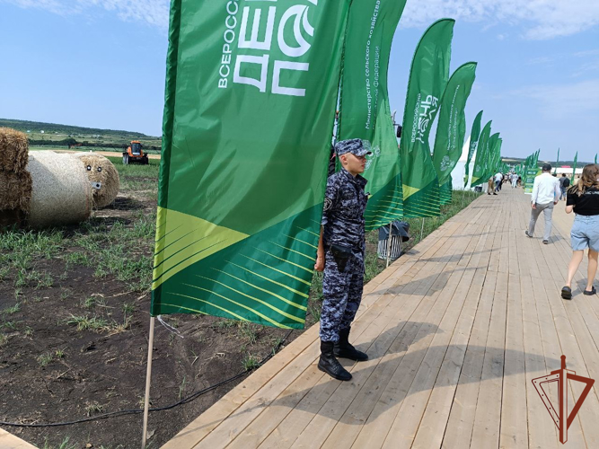 Росгвардия обеспечила безопасность проведения выставки «Всероссийский день поля - 2024» на Ставрополье