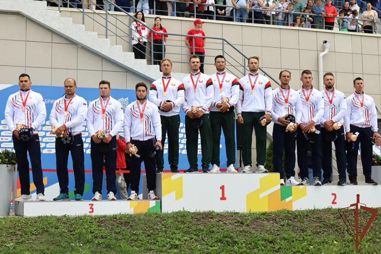 Спортсмены из Росгвардии завоевали пять медалей в финальный день соревнований по гребле на байдарках и каноэ на Играх стран БРИКС в Казани (видео)