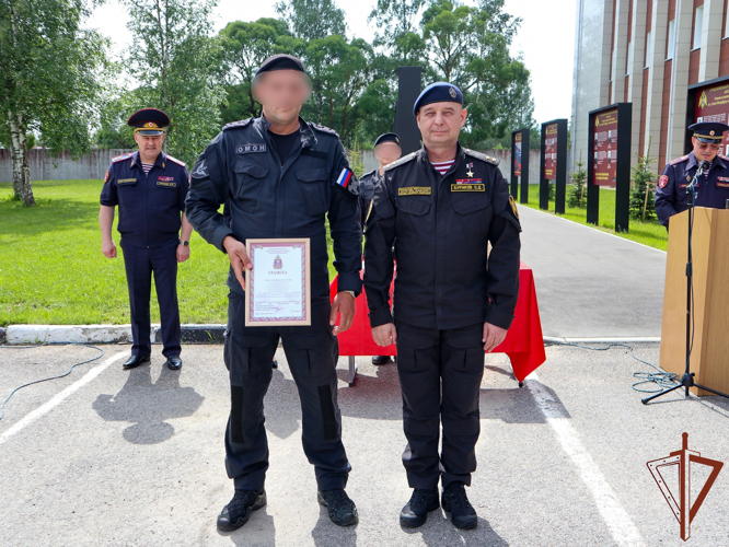 Командующий Северо-Западным округом Росгвардии вручил грамоты сотрудникам и военнослужащим ведомства за обеспечение безопасности XXVII ПМЭФ