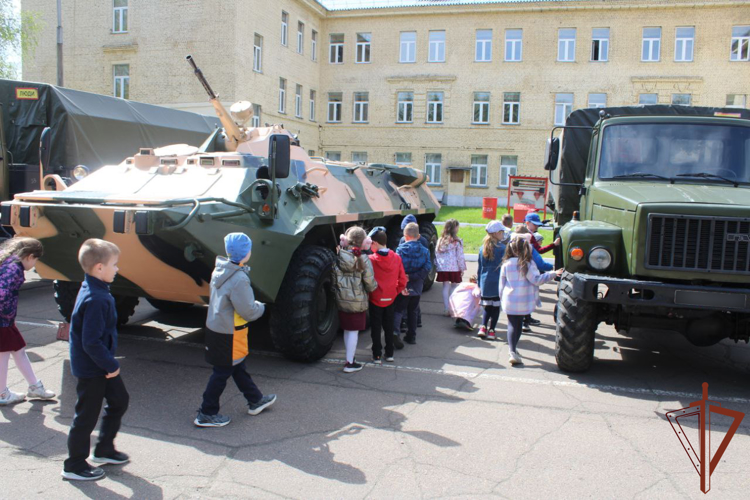 Праздничные мероприятия в честь Международного дня защиты детей прошли в Сибирском округе Росгвардии