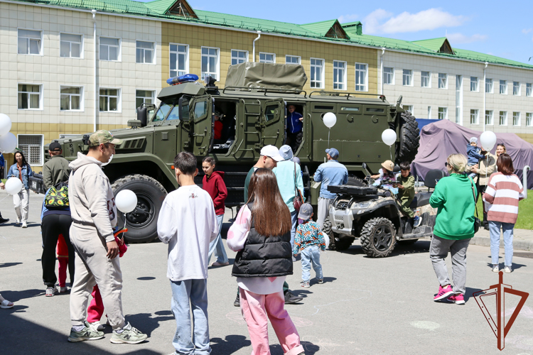 Праздничные мероприятия в честь Международного дня защиты детей прошли в Сибирском округе Росгвардии