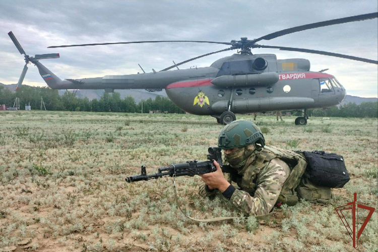 Спецназ Росгвардии провел тренировку по беспарашютному десантированию в Тыве