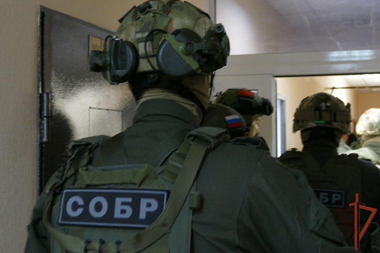 Спецназ Росгвардии задержал подозреваемых в незаконном обороте оружия в Омской области