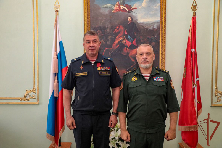В Санкт-Петербурге заместитель директора Росгвардии генерал-полковник Алексей Воробьёв вручил награды отличившимся на СВО росгвардейцам (видео)