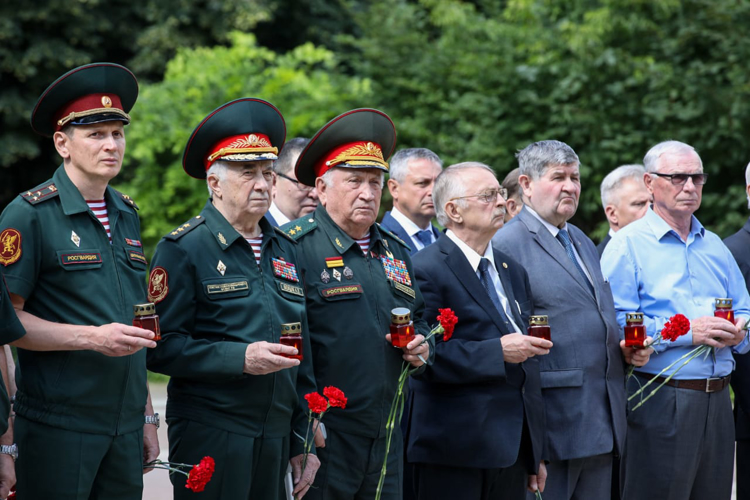 В День памяти и скорби военнослужащие и сотрудники центрального аппарата Росгвардии возложили цветы к памятнику воинам войск правопорядка (видео)