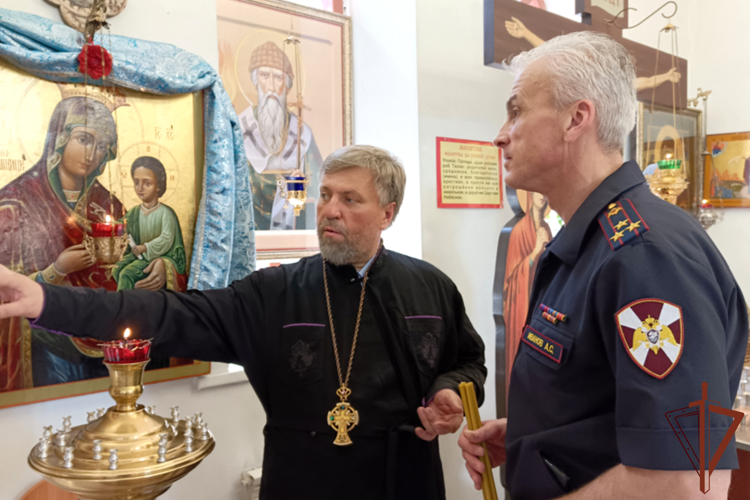 Росгвардейцы и подшефные школьники высадили 200 саженцев цветов на территории курганского храма 