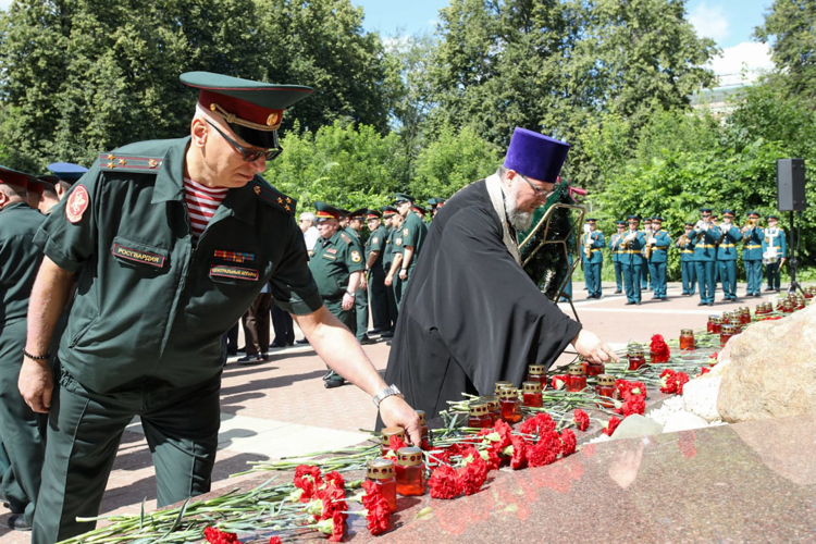 В День памяти и скорби военнослужащие и сотрудники центрального аппарата Росгвардии возложили цветы к памятнику воинам войск правопорядка (видео)