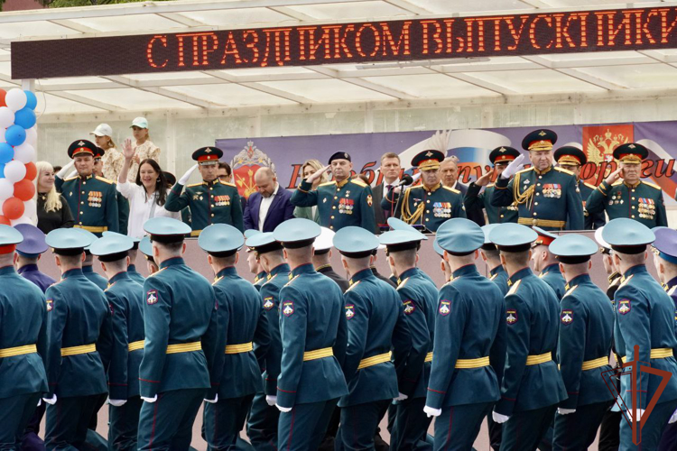 В Санкт-Петербурге и Москве офицерам Росгвардии вручены дипломы об окончании военных учебных заведений Министерства обороны