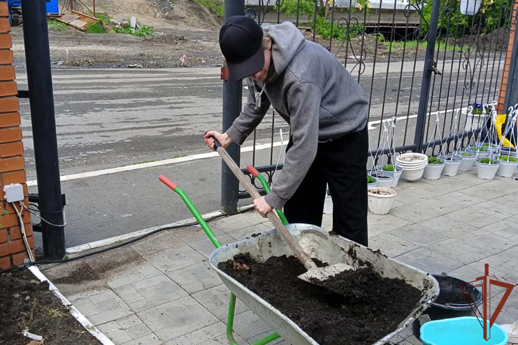 Росгвардейцы и подшефные школьники высадили 200 саженцев цветов на территории курганского храма 