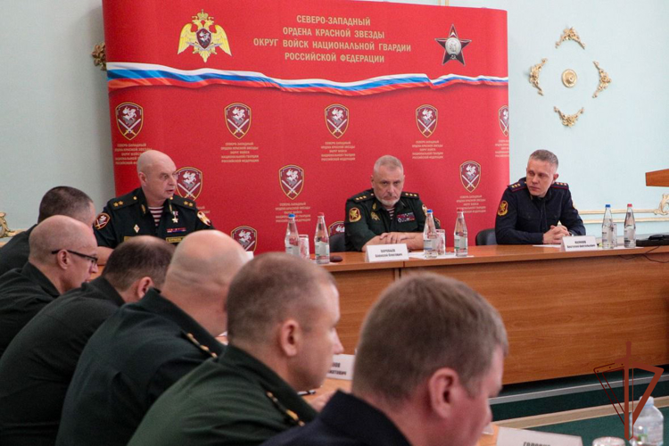 В Санкт-Петербурге заместитель директора Росгвардии генерал-полковник Алексей Воробьёв вручил награды отличившимся на СВО росгвардейцам (видео)