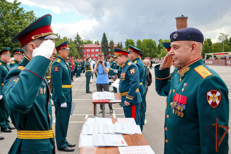 В Санкт-Петербурге и Москве офицерам Росгвардии вручены дипломы об окончании военных учебных заведений Министерства обороны