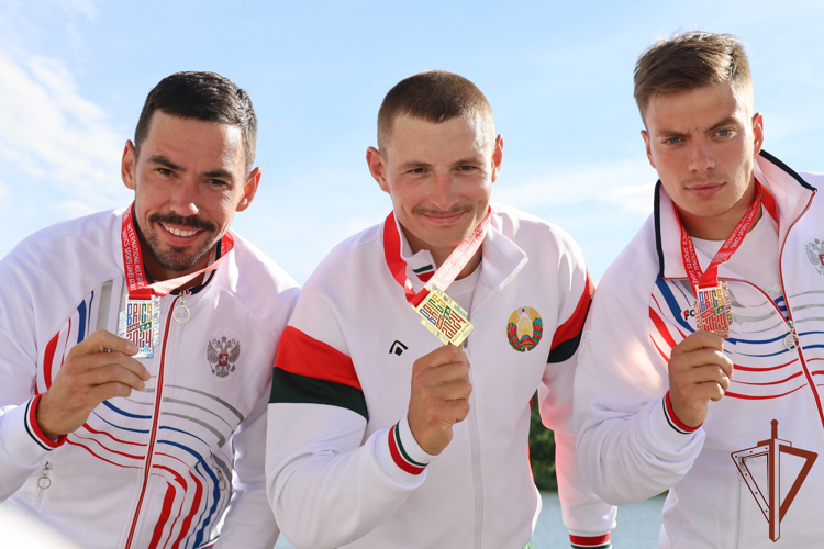 Спортсмены из Росгвардии завоевали пять медалей в финальный день соревнований по гребле на байдарках и каноэ на Играх стран БРИКС в Казани (видео)