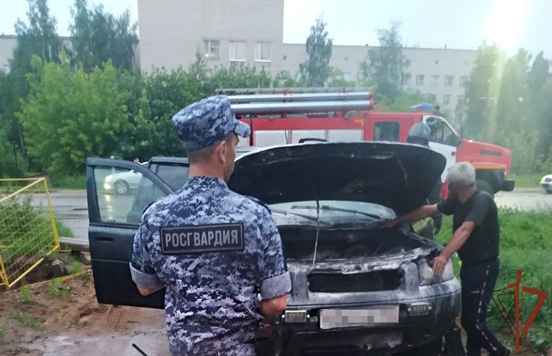 Сотрудники Росгвардии  потушили загоревшийся автомобиль в Ярославской области