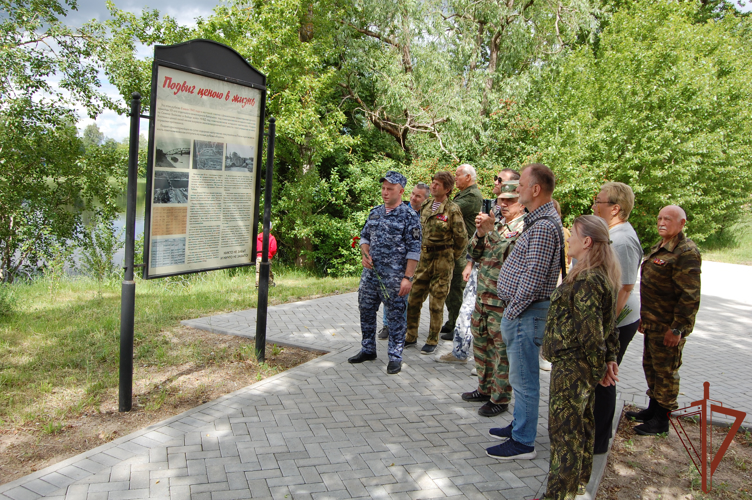 Росгвардейцы в Псковской области встретились с участниками автопробега-ветеранами 33-й бригады оперативного назначения Северо-Западного округа Росгвардии