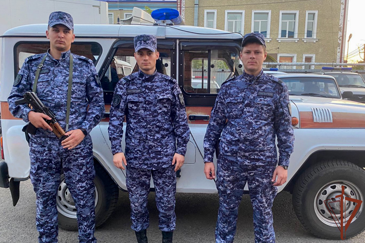 Росгвардейцы оказали помощь пострадавшим в ДТП пассажирам в Кемеровской области