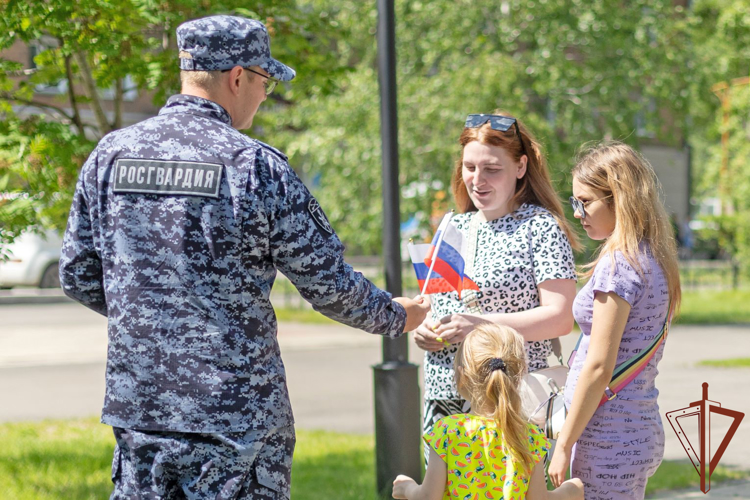 В преддверии празднования Дня России росгвардейцы провели патриотические акции в Сибири