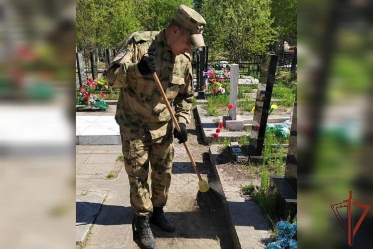 Военнослужащие Росгвардии облагородили места захоронений участников Великой Отечественной войны в Ангарске