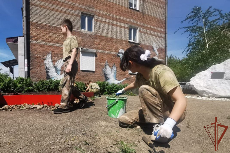 Воспитанники подшефного класса Росгвардии благоустроили Сквер памяти участников Великой Отечественной войны в Иркутске