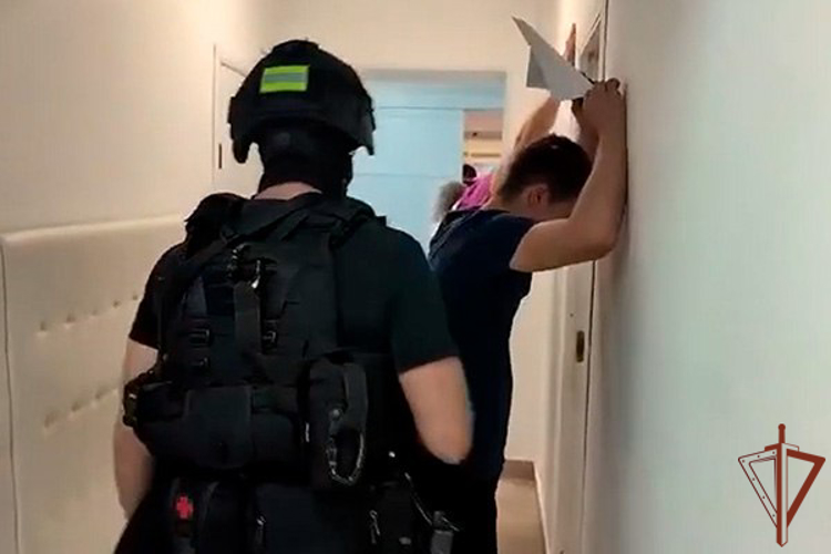 При силовой поддержке СОБР Росгвардии задержаны подозреваемые в продаже психотропных веществ в Москве (видео)