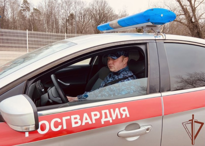 Сотрудники Росгвардии оказали первую помощь пострадавшей в ДТП девушке в Москве