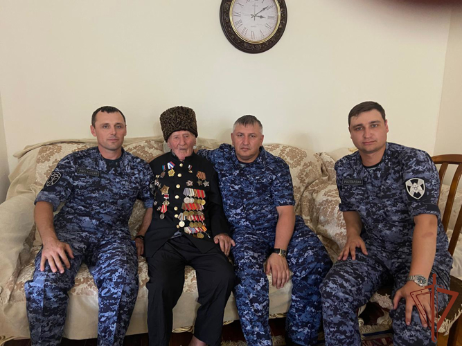 Военнослужащие Росгвардии навестили в Дагестане ветерана Великой Отечественной войны 