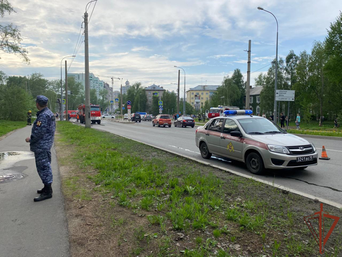 Сотрудники Росгвардии оказали помощь спасателям при ликвидации пожара в Архангельске (видео)