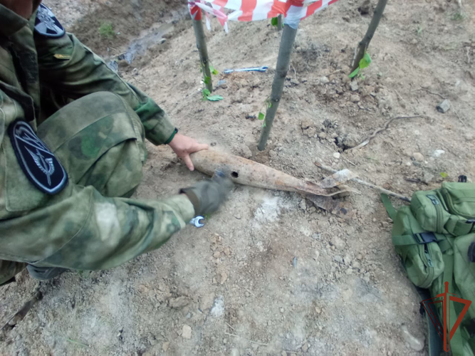 Взрывотехники ОМОН «Вымпел» Росгвардии обследовали схожий со снарядом предмет в Вологодской области