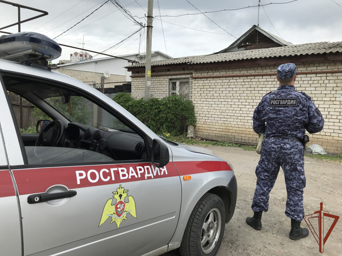Росгвардейцы помогли эвакуировать людей во время пожара жилого дома в Саратовской области