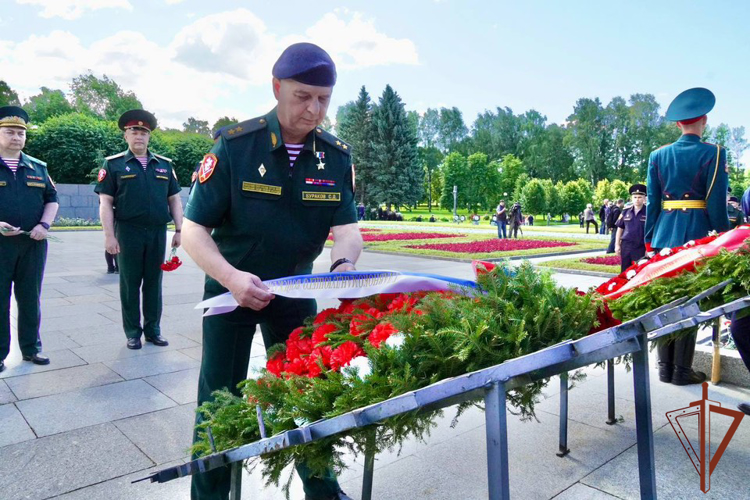 В Санкт-Петербурге командующий Северо-Западным округом Росгвардии почтил память погибших в годы Великой Отечественной войны (видео)