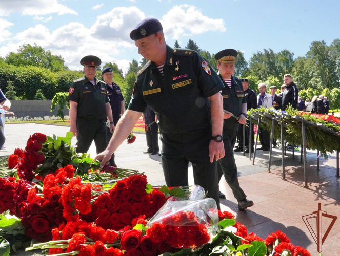 В Санкт-Петербурге командующий Северо-Западным округом Росгвардии почтил память погибших в годы Великой Отечественной войны (видео)